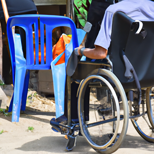 תמונה של משתמש בכיסא גלגלים בחוץ, כשברקע נראים חומרים פלסטיים.