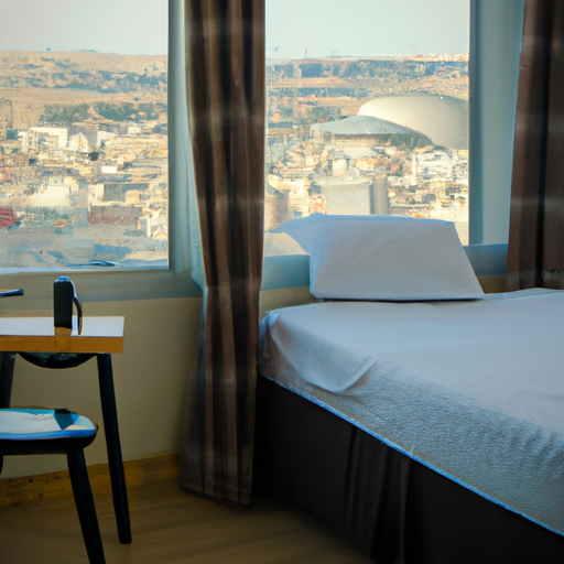 תמונה של חדר נעים ומרוהט היטב במלון חסכוני עם נוף לקו הרקיע של ירושלים